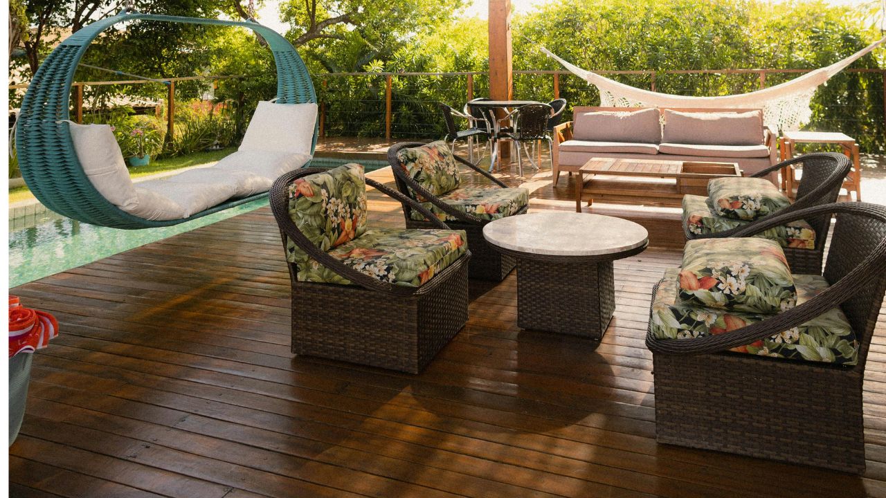 Tour de piscine en bois